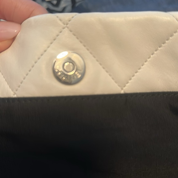 Beautiful LARGE! Chanel Black and White Lambskin Quilted Tote Bag - Picture 4 of 9